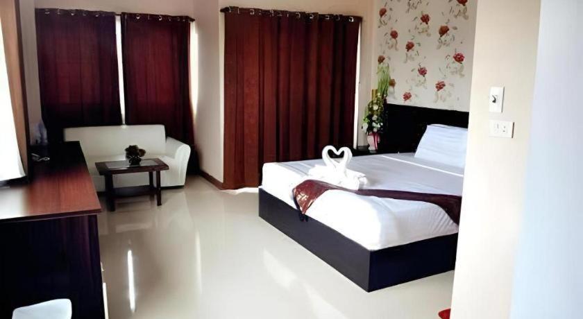 Le Parc Wangnang Hotel Пхитсанулок Экстерьер фото